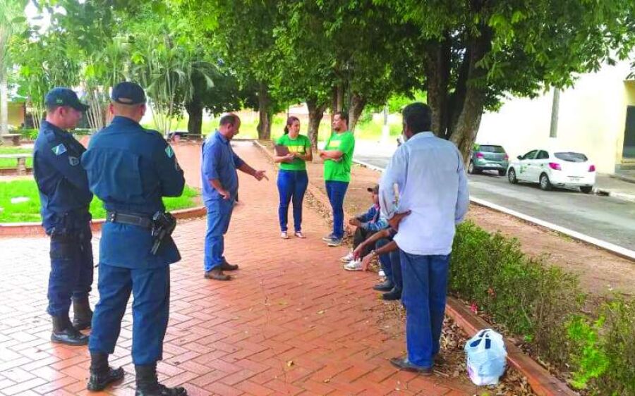 Técnicos da Prefeitura e 5º BPM orientam pessoas em situação de rua em Coxim