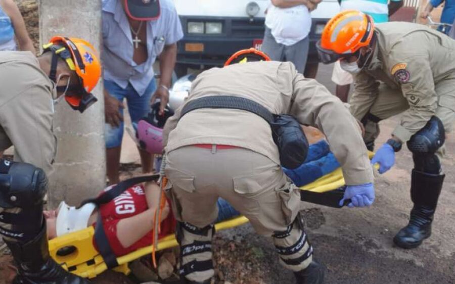 Jovem fica ferida em colisão entre motocicleta e caminhão no Senhor Divino