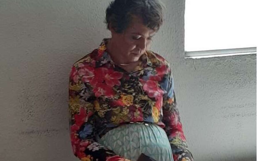Homem se veste de mulher e tenta fazer prova do Detran no lugar da mãe