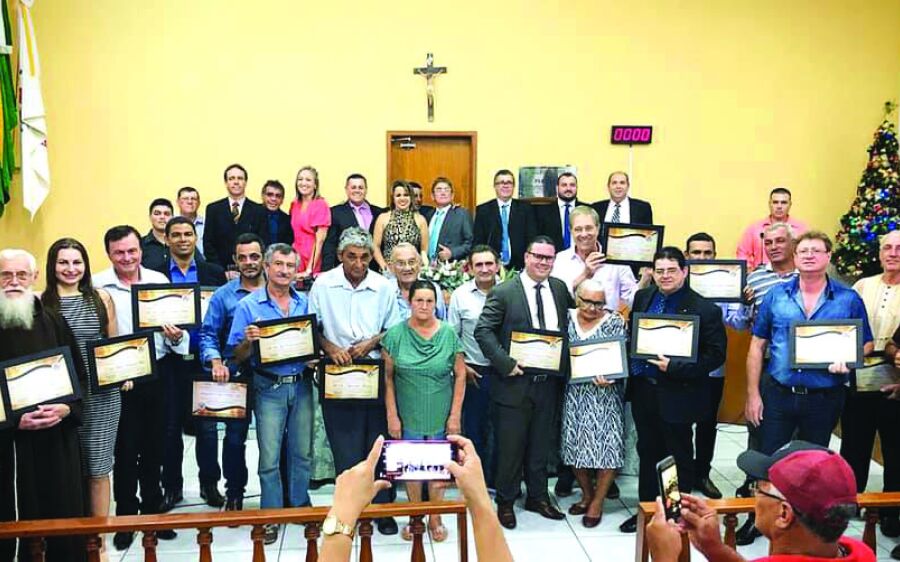 Em noite festiva, Câmara entrega títulos  de “Cidadão Rioverdense”