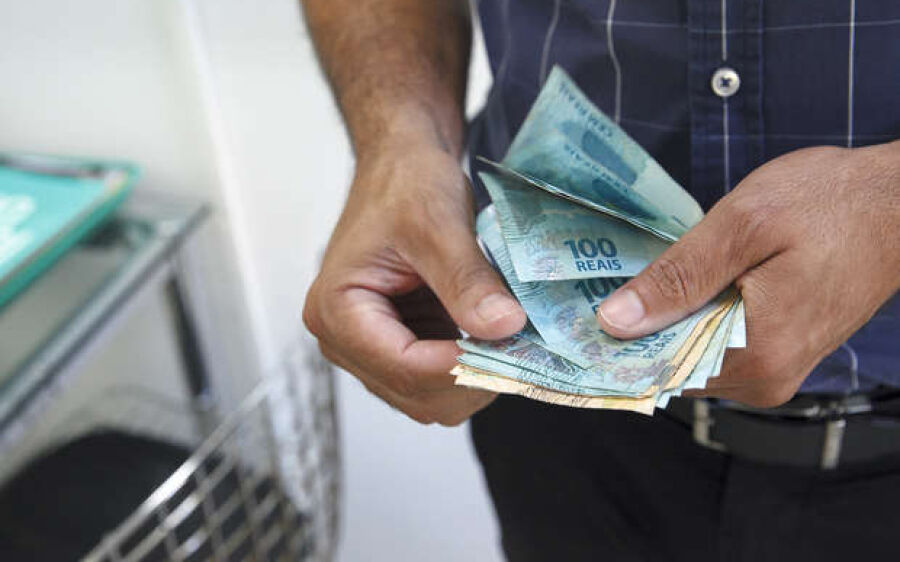 Com contas equilibradas, Governo paga 13° salário nesta semana