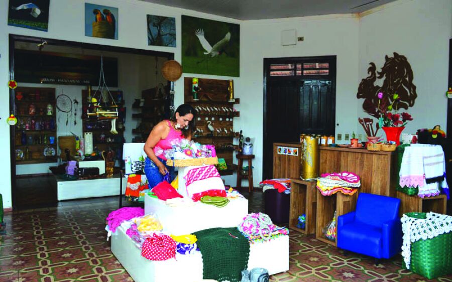 Casa do Artesão tem opções de presentes produzidos por artistas de Coxim