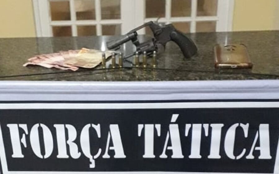 Jovem é preso pela Força Tática com revólver e “trouxinha” de maconha em Coxim