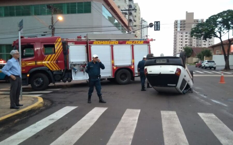 Homem capota carro após bater em outro veículo em MS