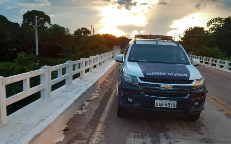 PM e Bombeiros imobilizam e salvam homem que ameaçava se jogar de ponte em Coxim