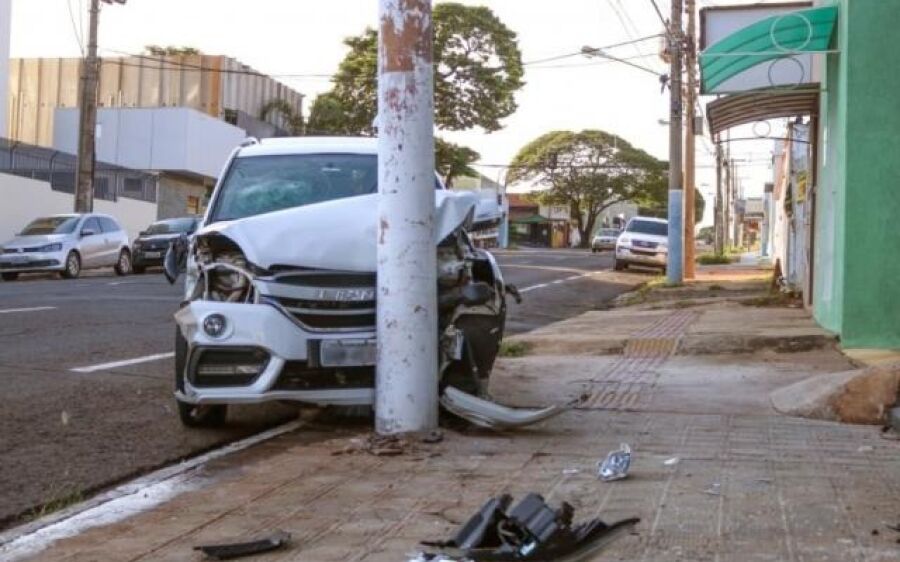 Motorista bate em carro estacionado, perde controle e atinge poste