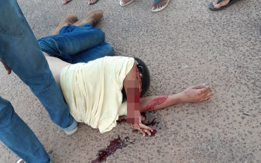 Jovem fica ferido em colisão entre carro e motocicleta no centro de Coxim
