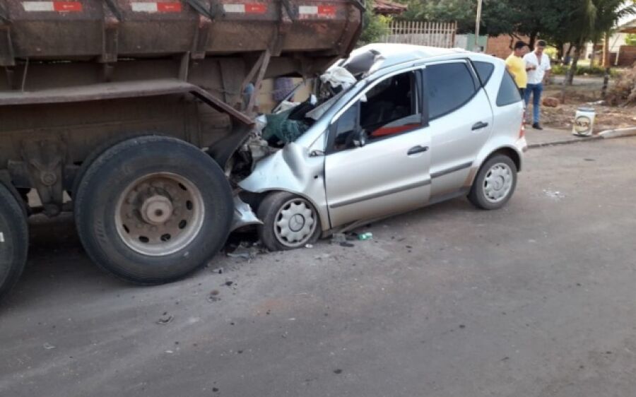 Homem morre após bater em traseira de caminhão parado em rua