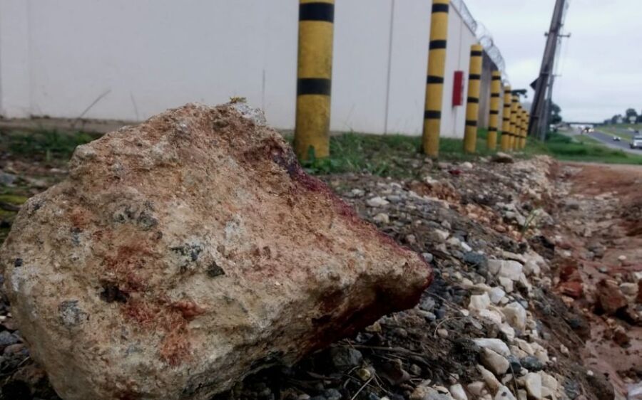 Briga por mulher acaba com jovem espancado a pedradas na cabeça