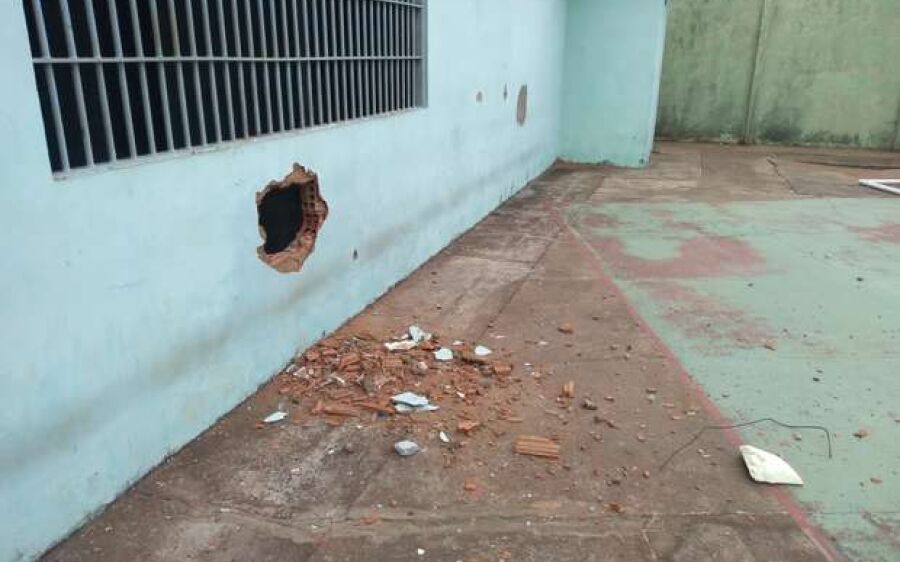 Infratores tentam fugir da Unei e usam tampa de freezer para abrir buraco em parede