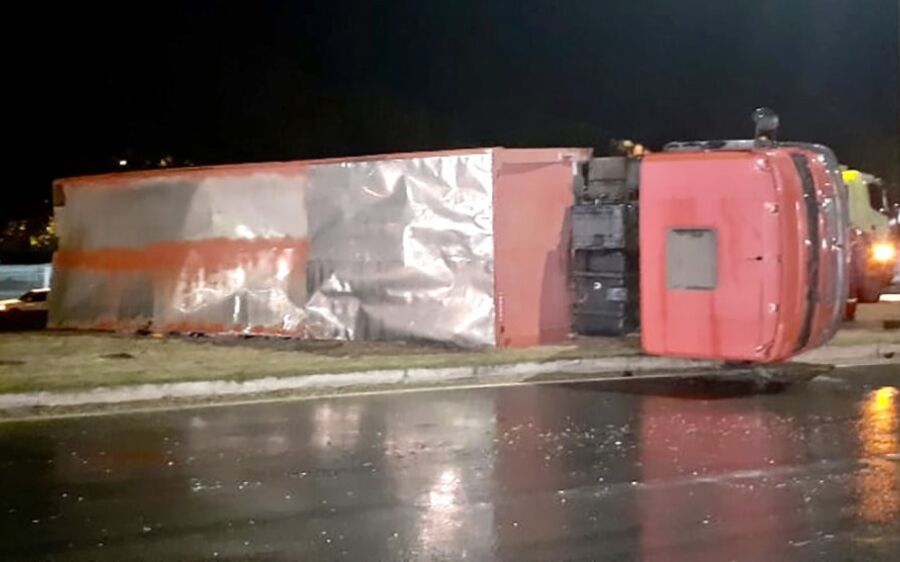 Caminhoneiro morre ao ser fechado e perder controle do veículo em ultrapassagem