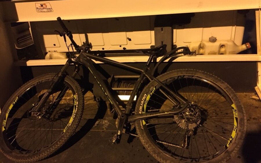 Ladrão é cercado por grupo e agredido após furtar bicicleta de condomínio