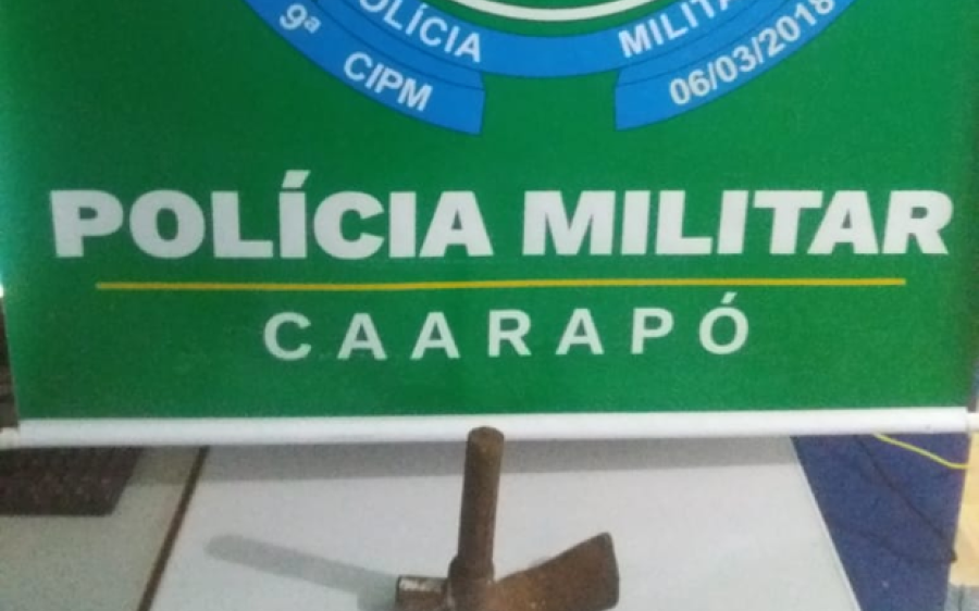 Com enxadinha, adolescente ameaça e estupra mulher