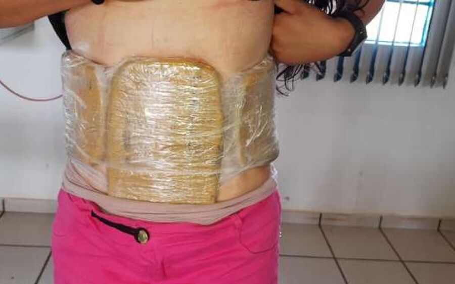 Flagrada com droga amarrada na cintura, mulher diz que foi contratada por desconhecido