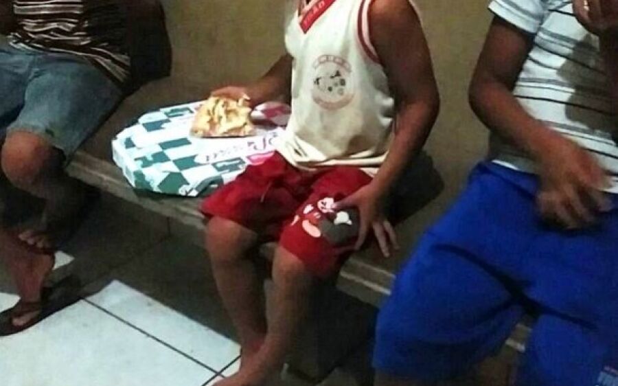 Mãe abandona crianças de 4 e 1 ano em frente à residência no Aero Rancho