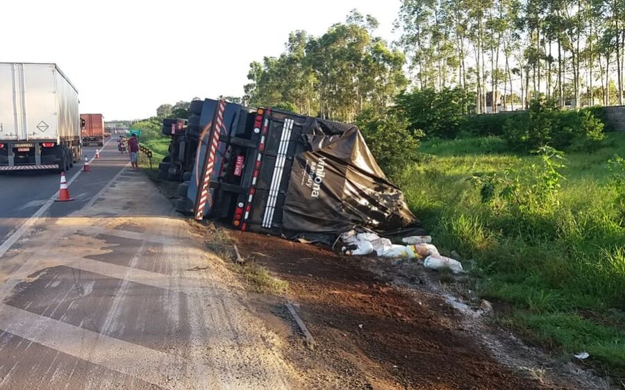 Carreta com 36 toneladas de farinha de trigo tomba em rodovia de MS e motorista fica ferido