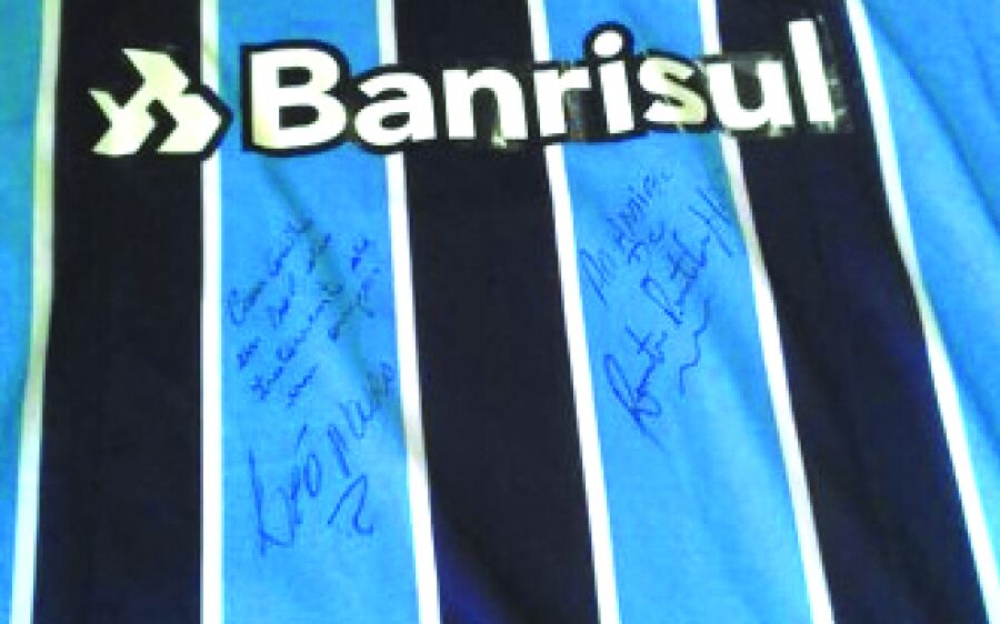 São Gabriel: Com objetivo de adquirir prótese para filha, pais leiloam camisa do Grêmio autografada