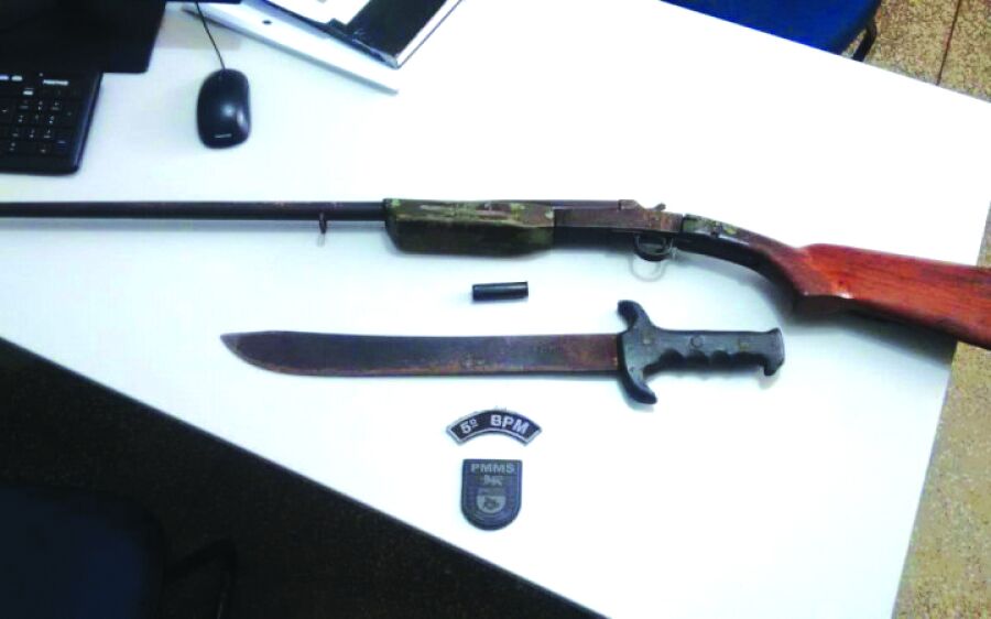 Homem é preso por posse irregular de arma de fogo após agredir vizinho