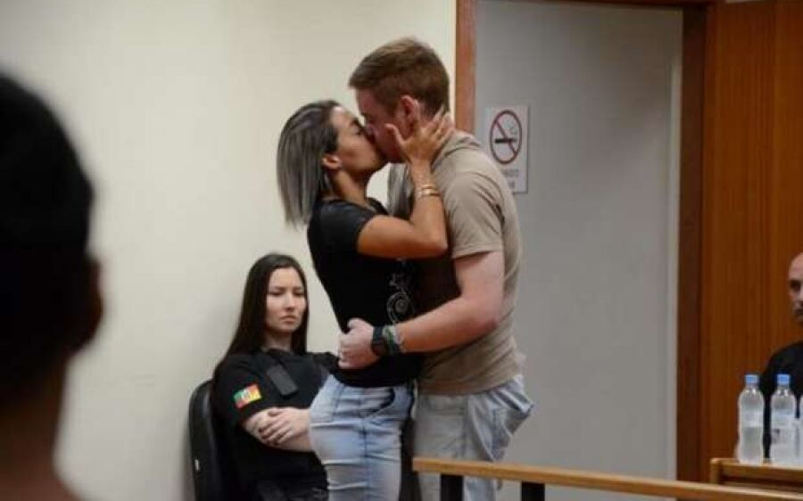 “Perdoei porque o amo”, diz mulher que beijou namorado que atirou nela