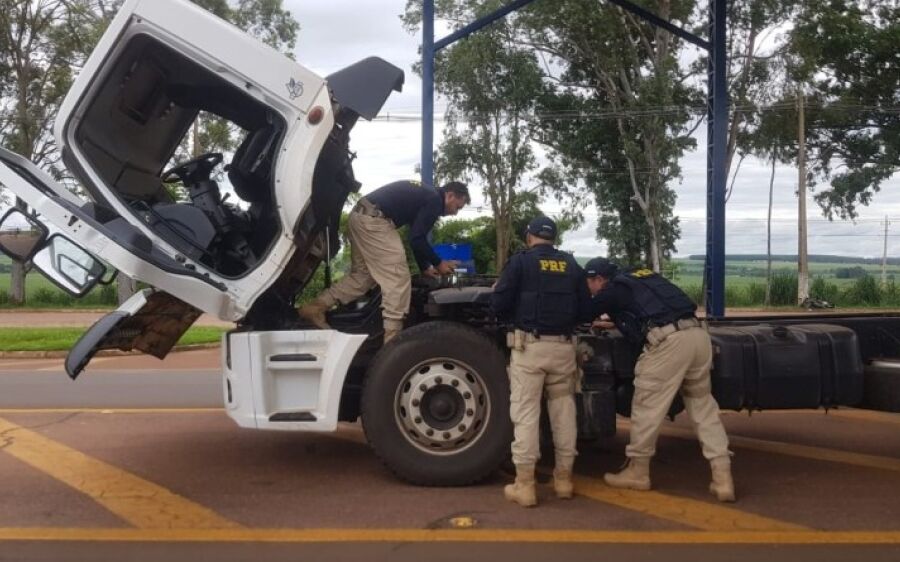PRF apreende caminhão adulterado em São Gabriel do Oeste 