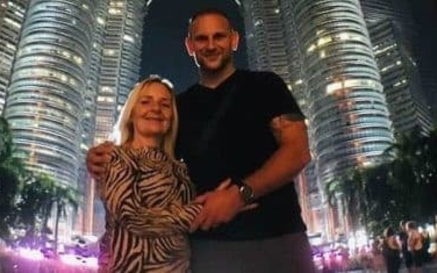 Mãe vai a lua de mel da filha, engravida do genro e se casa com ele 