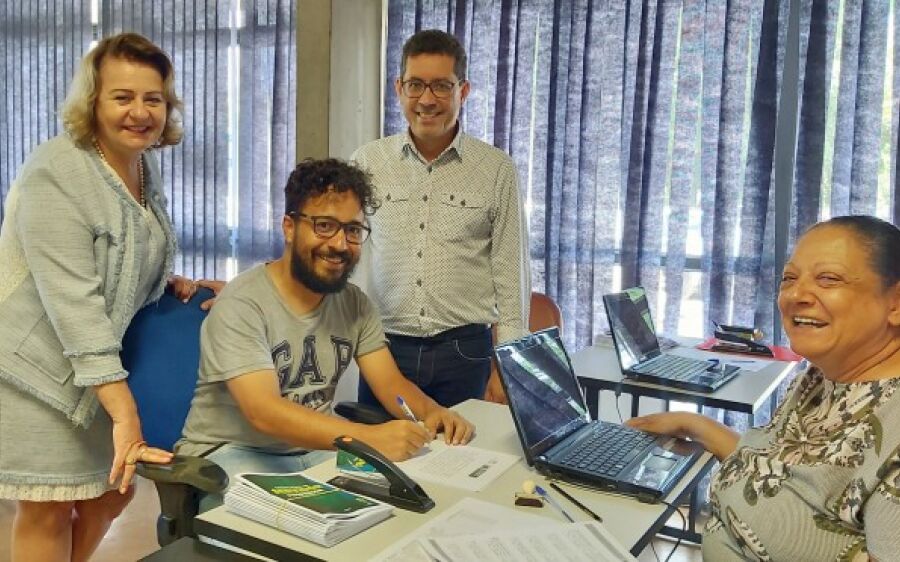 Professores aprovados em concurso público da educação são empossados na Capital e no interior  