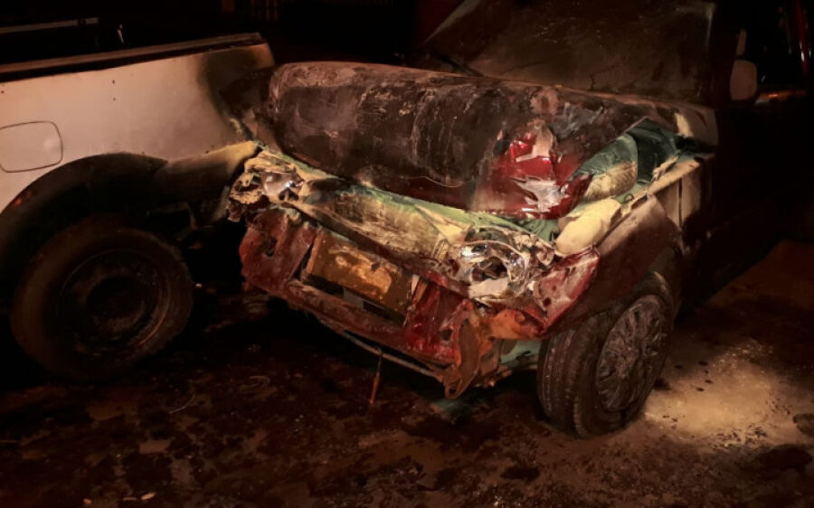 Carro pega fogo após bater em Fiat Strada estacionada em Coxim 