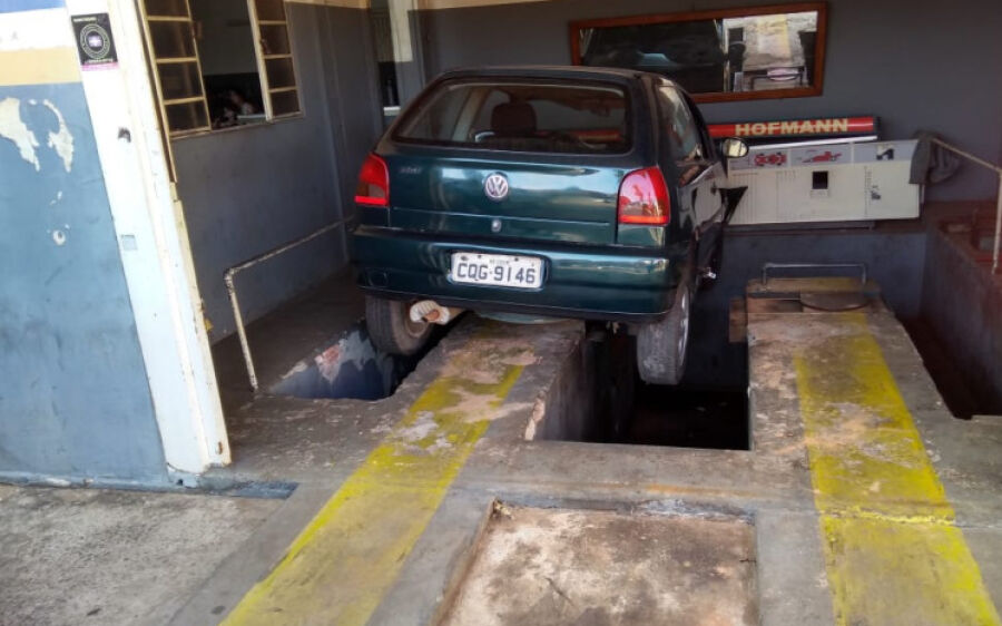 Carro desgovernado invade oficina de Coxim