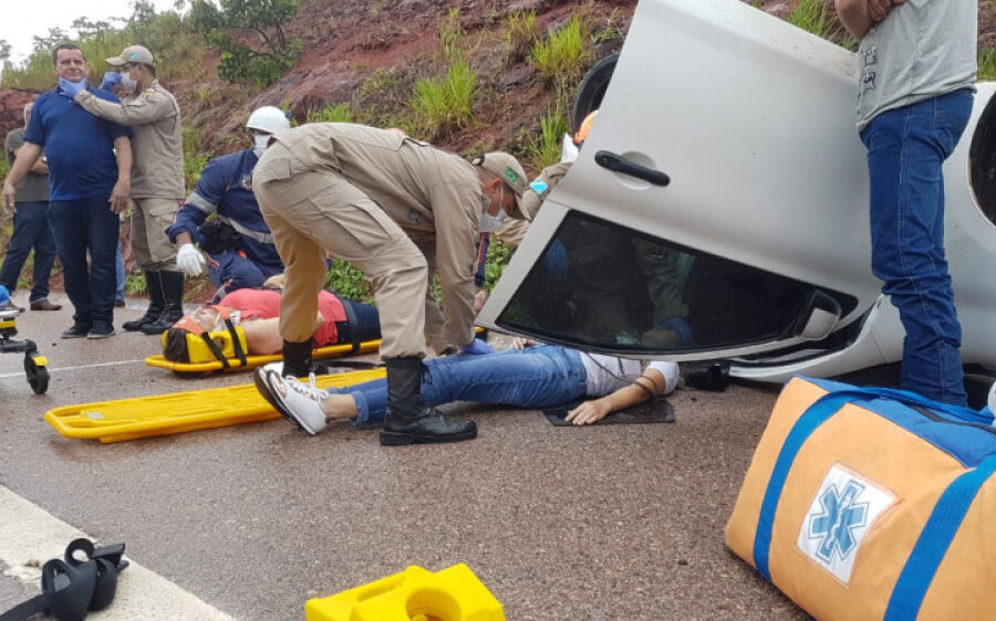 Veículo da Prefeitura de Alcinópolis com servidores capota na BR-359