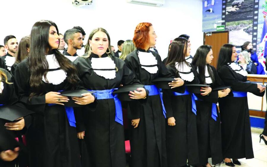 Acadêmicos colam grau em Coxim