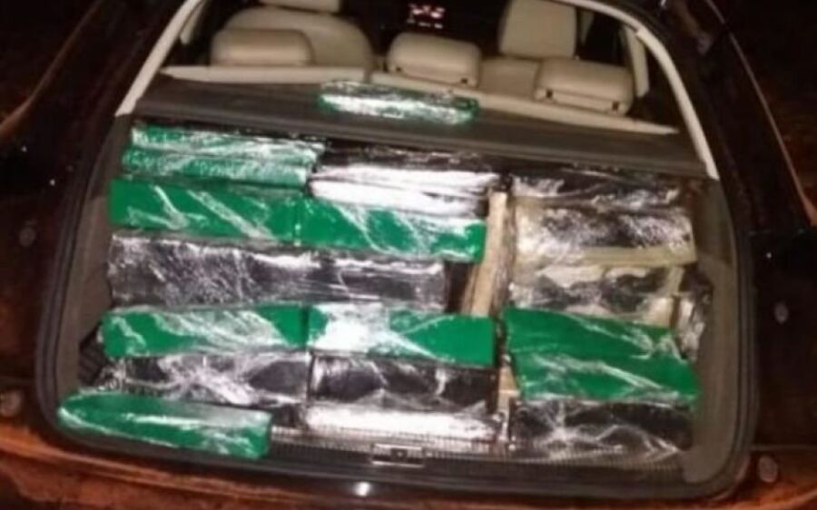 Jovem diz estar em missão de evangelização de igreja e PM descobre droga em carro