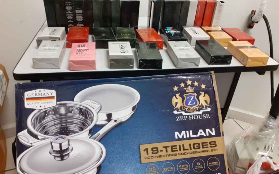 De BMW, rapaz é preso vendendo produtos falsos em estacionamento de supermercado