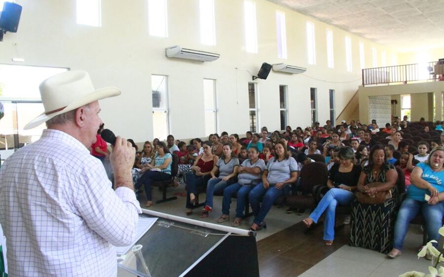 Prefeitura de Rio Verde entrega de kit escolar e uniforme no  primeiro dia de aula