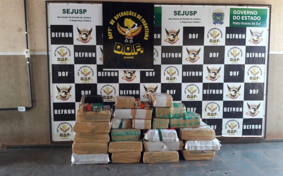 Dois veículos e 850 kg de maconha são apreendidos em MS