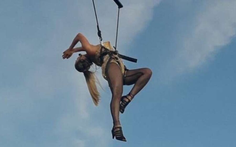 Vídeo - Microfone de Claudia Leitte cai durante perfomance aérea no Carnaval
