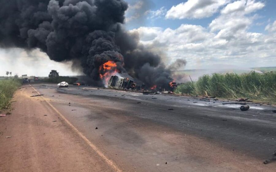 Caminhão-tanque bate com carreta, pega fogo e uma pessoa morre