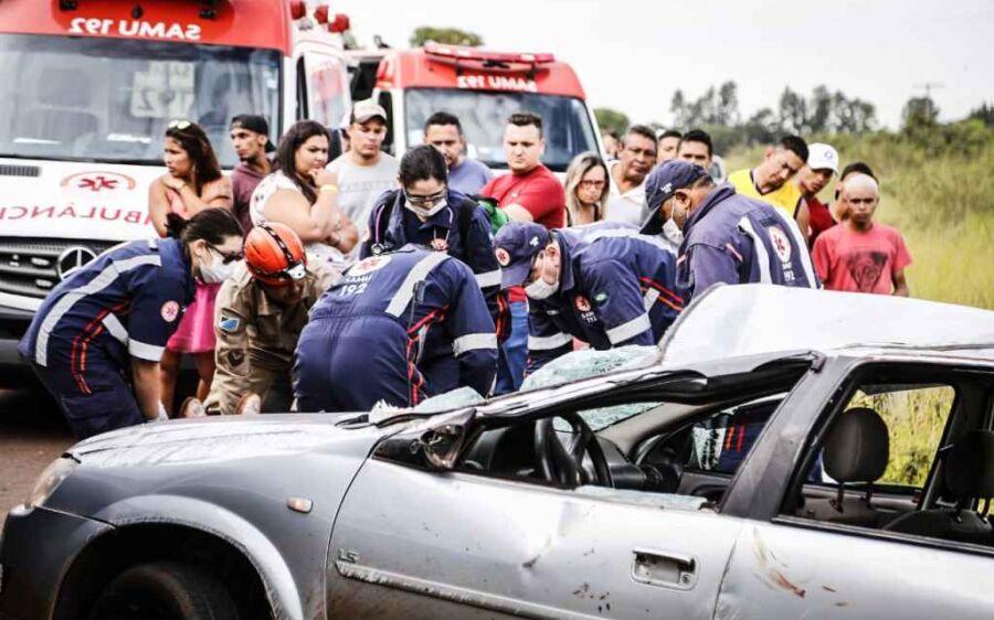 Voltando de festa, carro tomba e rapaz de 25 anos morre em acidente 
