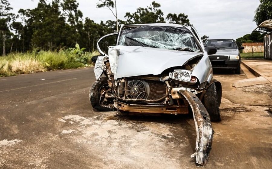 Motorista capota carro emprestado e deixa veículo destruído na Capital