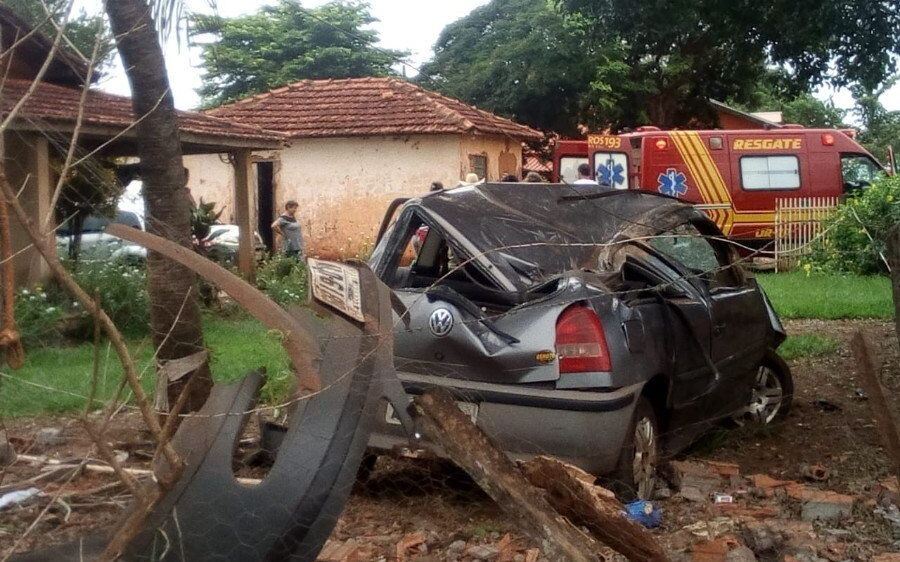 Carro capota em rodovia, invade chácara e homem de 50 anos morre