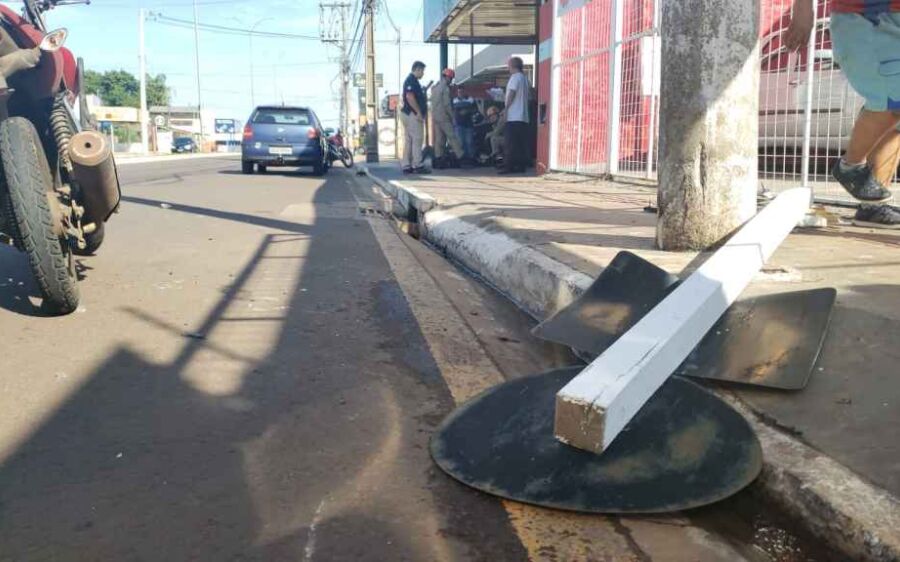 Motociclista é derrubado por carro, quebra placa e fratura perna em acidente