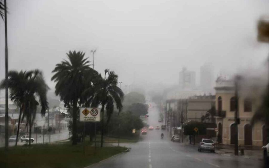 Frente fria chega a MS e deixa todas as cidades em alerta para chuvas