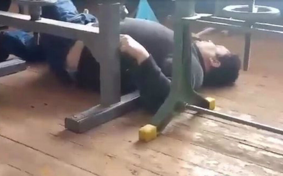 Professor cai bêbado em sala de aula e é demitido