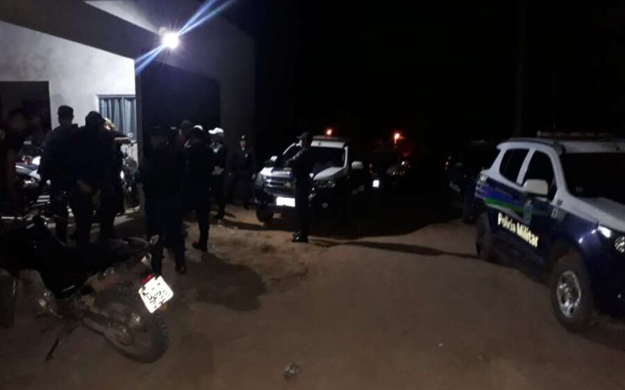 PM e conselho tutelar fecham festa clandestina regada a uso de bebidas alcoólica e bagunça em Coxim