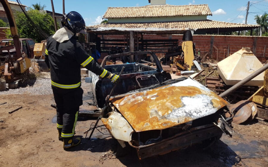 Saveiro pega fogo pela segunda vez em 30 dias, em Coxim