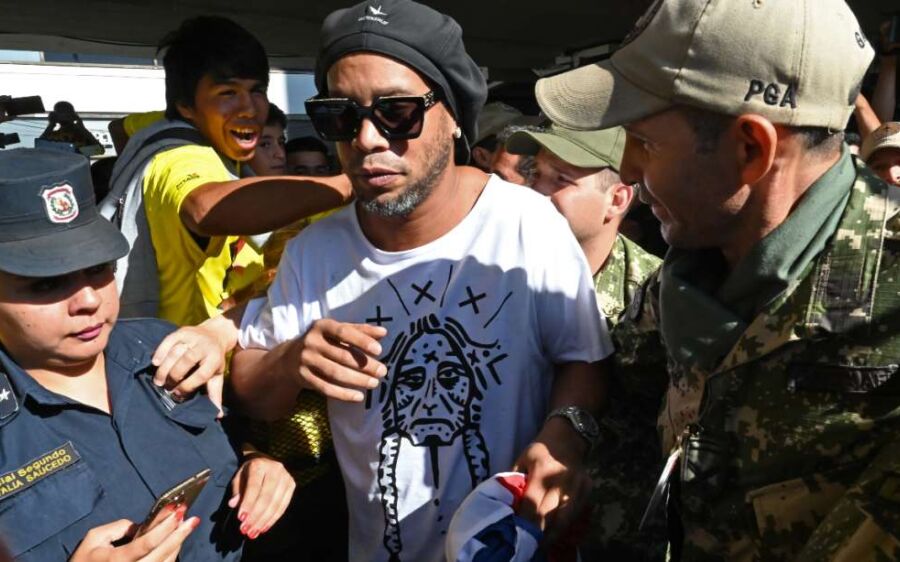 Ronaldinho Gaúcho é detido no Paraguai por uso de passaporte falso