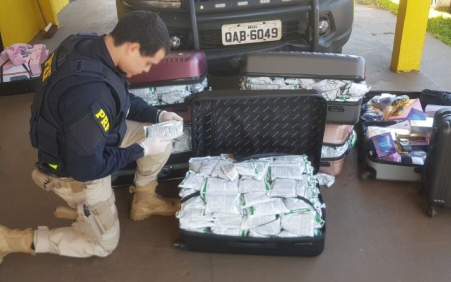 PRF prende passageiro de ônibus com 100 Kg de agrotóxicos na BR-163