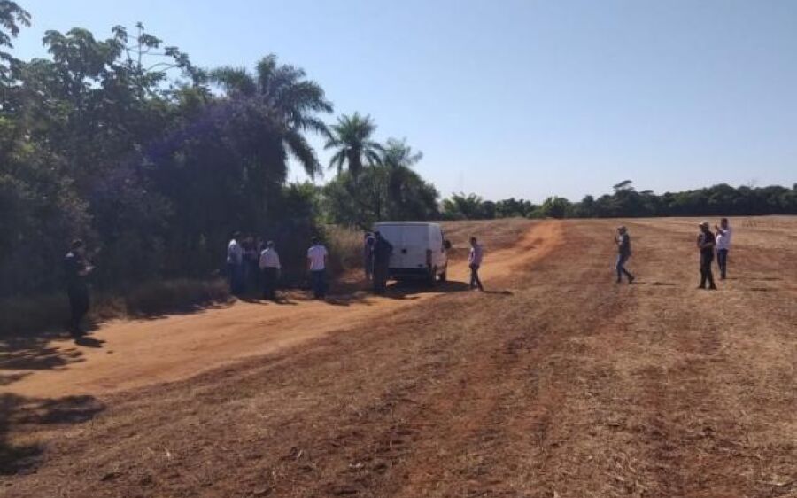 Moradores encontram corpo queimado em ponto de desova na fronteira