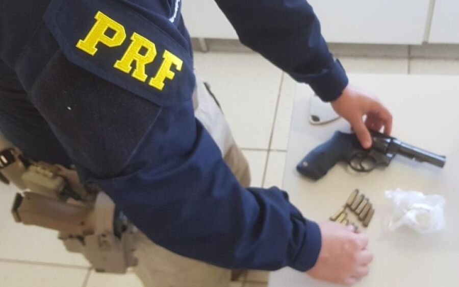 PRF apreende 30g de cocaína e recupera um revólver roubado em Coxim