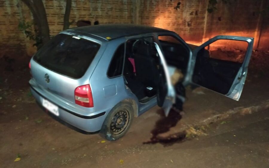 Três jovens são executados; um deles conseguiu abrir a porta do carro para a namorada fugir