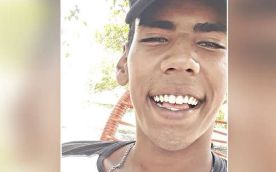 Rapaz é executado a tiros em frente de casa por dupla em moto